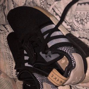 sneakers (adidas nmds)